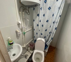 Трехместный номер с двуспальной и односпальной кроватями в Горячинск
