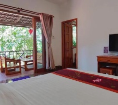 Бунгало c 1 комнатой с видом на сад в Hong Bin Bungalow Resort