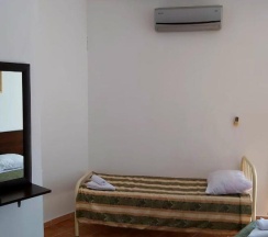 Номер стандарт с 1 односпальной и 1 двуспальной кроватью в Гостевой дом