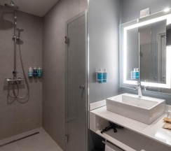 Номер полулюкс с 1 двуспальной кроватью в Novotel