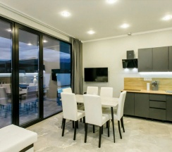 Четырёхместные апартаменты Дуплекс с красивым видом из окна в Валентина