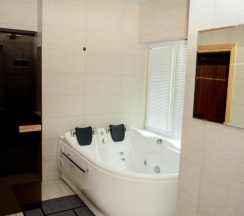 Четырехместный коттедж с террасой и видом в сад в Азов Инн