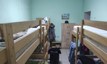 Кровать в мужском 8-местном номере (удобства на этаже) в Глобус
