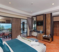 Семейный номер Deluxe с балконом и с видом на море в Отель Royal Beach Boutique Resort & Spa