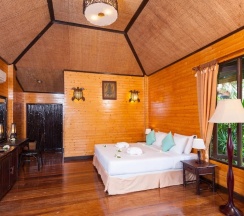 Бунгало Deluxe с балконом и с видом на море в Palm Leaf Resort