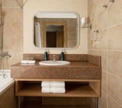 Семейный номер Connecting в DoubleTree by Hilton Shymkent