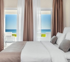 Люкс с 2 комнатами с балконом и с красивым видом из окна в Villa Blanca