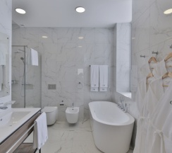 Сюит с террасой с красивым видом из окна в Garden Resort