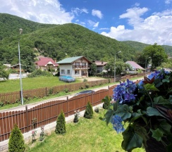 Коттедж с балконом и с красивым видом из окна в Вилла счастья