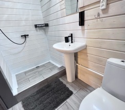 Шестиместные апартаменты с 3 комнатами с балконом в Якорь