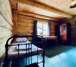 Особняк из вековых сосен в Gora Country Club