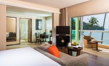 Двухместный номер Grand Andaman с балконом и с видом на море двуспальная кровать в Phuket Panwa Beachfront Resort