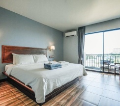Номер Deluxe с балконом и с видом на бассейн в Savotel