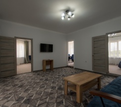 Шестиместный семейный люкс с балконом и с красивым видом из окна в Rodnik village&SPA