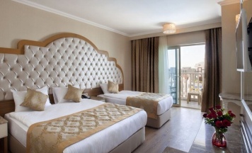 Трёхместный номер с террасой в Oz Hotels Side Premium