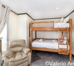 Трёхместный номер Standard с балконом и с красивым видом из окна в Апартаменты OMNIA Phuket - Waterfront Karon