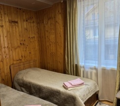 Двухместный номер с 2 односпальными кроватями и общей ванной комнатой в Лотос