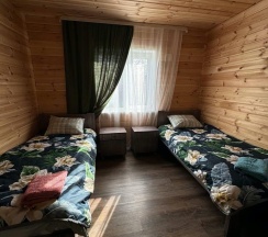 Коттедж улучшенный с 2 односпальными и 1 двуспальной кроватью в Вилла Ялгуба