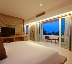 Двухместный люкс с видом на море двуспальная кровать в La Flora Resort Patong