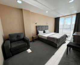 Номер стандарт улучшенный с 1 двуспальной кроватью в Grand sapphire hotel