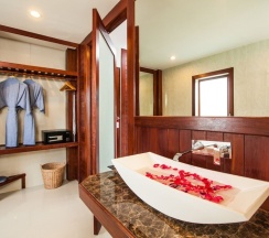 Вилла с балконом в Howard Johnson by Wyndham Phuket Naiyang