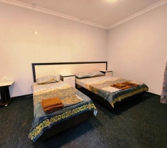 Номер комфорт улучшенный с 1 односпальной и 1 двуспальной кроватью в Гравитация