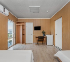 Номер семейный Standard с 2 комнатами с балконом и с красивым видом из окна в Green rent