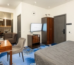 Делюкс в V Hotel&Rooftop lounge