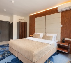 Deluxe с балконом и видом на город в V Hotel&Rooftop lounge