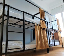 Верхнее место в общем 8ми местном номере №410 в Bla Bla Hostel