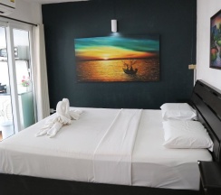 Двухместный номер Deluxe с балконом двуспальная кровать в Sunshine Guest House