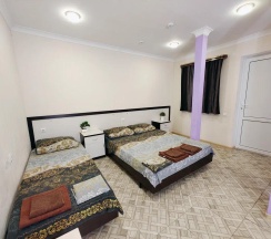 Номер стандарт эконом с 2 односпальными и 1 двуспальной кроватью в Гравитация