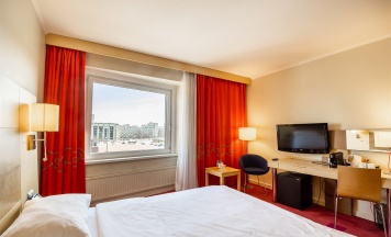 Улучшенный с видом на Площадь Победы в Cosmos Saint-Petersburg Pulkovskaya Hotel