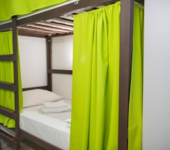 Женский шестиместный номер (Верхнее) в Sunny Sochi Hostel