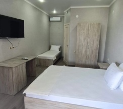 Трёхместный номер Standard с видом на внутренний двор в Премьер-Сухум