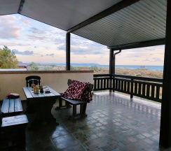 Дом с террасой и панорамным видом на море в Благовещенка