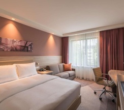 Двухместный номер для некурящих Corner Guest двуспальная кровать в Hampton by Hilton Frankfurt City Centre East