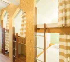 Кровать в общем номере в Barn and Bed Hostel
