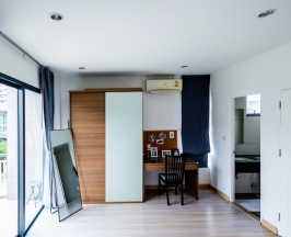 Семейный коттедж с балконом и с красивым видом из окна в Частный дом EastBangtaoVille
