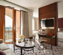 Номер Гранд Премьер с видом на Кремль в Four Seasons Hotel Moscow