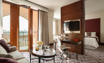 Номер Гранд Премьер с видом на Кремль в Four Seasons Hotel Moscow