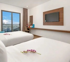 Трёхместный номер Standard с балконом в Gold Plaza Hotel Da Nang