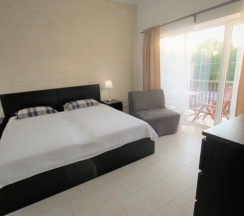 205 - Трехместный номер с балконом и боковым видом на море в Азов Инн