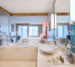 Номер Guest с балконом и с видом на залив в Renaissance Phuket Resort & Spa