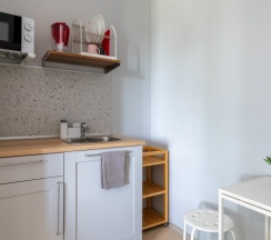 №15 Розовая (Двухместный номер с двуспальной кроватью и собственным санузлом и мини-кухней) в Дип Слип