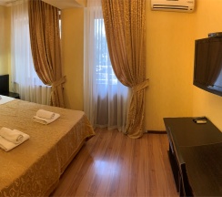 Двухместный номер с 1 кроватью или 2 отдельными кроватями и балконом во двор в Акс