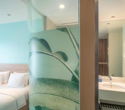 Двухместный номер Standard с видом на бассейн двуспальная кровать в Holiday Inn Express Phuket Patong Beach Central by IHG