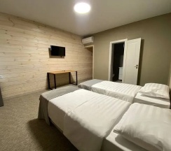 Трёхместный номер Classic с балконом в Абаза