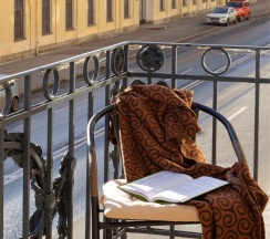 Апартаменты с просторной спальней, обеденной зоной и балконом в My Favourite Garden Hotel