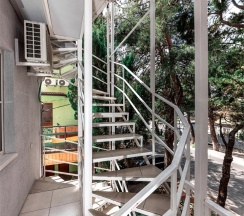 Четырехместный Стандартный номер с Балконом в гостевом доме SV на 3 этаже в Милка